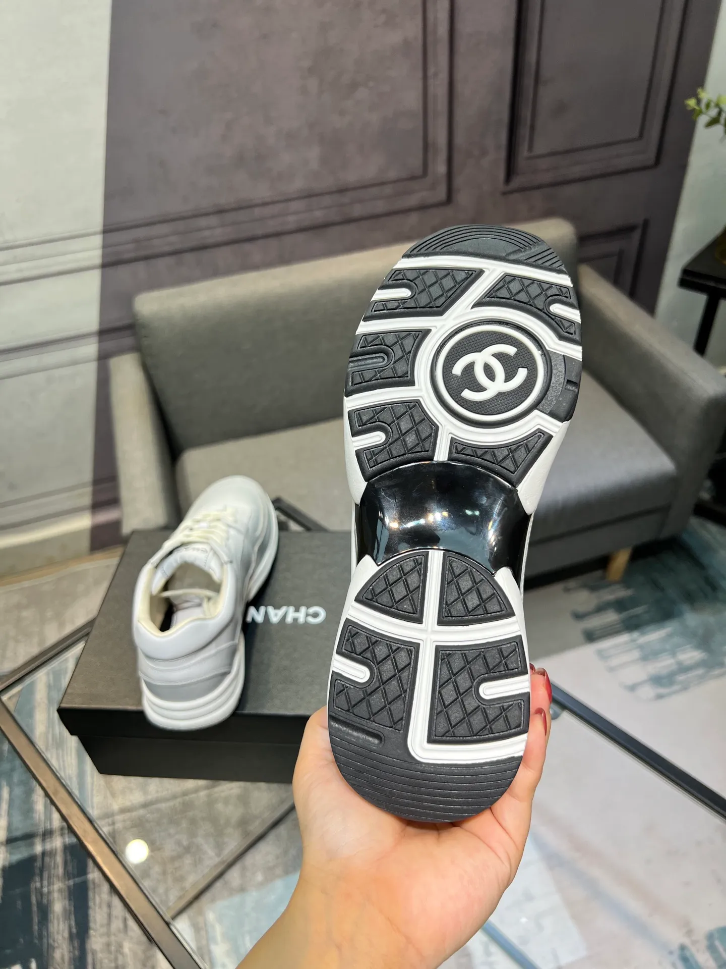 Men's men's shoes 💰660 Exclusive real shot (top version) CHANEL Chanel 2025ss color matching thick-soled casual sports shoes and sneakers. The counter is synchronized. The counter is very popular. A shoe that is very difficult to buy. The most popular thick-soled panda shoes on the Internet. It can be imagined that Xiaoxiang control can't miss it. It has both good looks and comfort. Simple and versatile white shoes. The thick sole increases the height and is super versatile. Close your eyes and wear it. Whoever wears it will look better. Upper: calfskin Lining: imported sheepskin lining Outsole: TPU original outsole Size: 35-44 (customized for women 41 and 40, and 45 for men)
